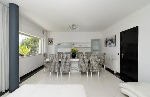 Deluxe 4BDR House W/ Pool by LovelyStay - Photo 17