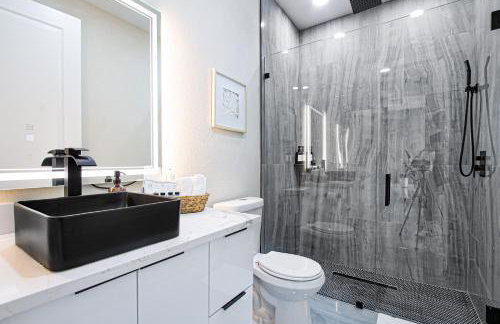 Luxurious Waterfront Home with Heated Pool and Jacuzzi - Foto 29