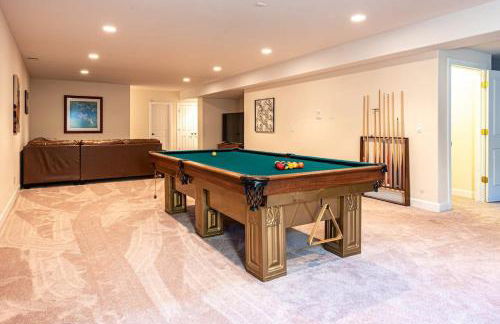 Luxurious 4BR Retreat - Pool Table & Chic Amenities - Photo 16