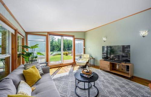 Riverfront Paradise w/ Hot Tub--Little River House - Foto 29