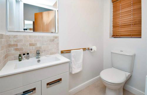 Spacious 4 Bedroom 3 Bathroom House - Sleeps up to 8 - Free Parking, Balcony, Fast Wifi and Smart TVs by Yoko Property - Photo 20