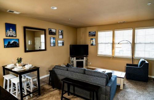 Eat-Sleep-Stroll-Repeat! Walkable Midtown 2BR Home - Foto 12