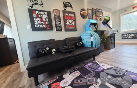 Stunning Lake Home w arcade and huge deck - Foto 18