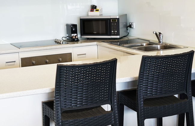 Captains Cove Resort - Waterfront Apartment - Photo 8