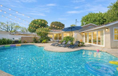 Private Pool 4BR Family Retreat - Patio, Outdoor Dining, BBQ Grill, & Free Parking - Sleeps 8 - Foto 63