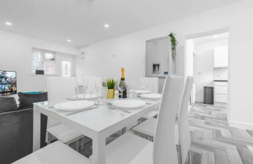 5 Bedroom House - 10 Guests - Multiple off Street Parking - Garden - Smart TV - WIFI - Contractors - Families - Groups - Top Rated - 98Q - Photo 5