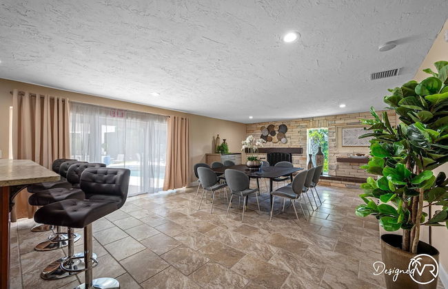 8BR Villa with Heated Pool Near Beach - Foto 74