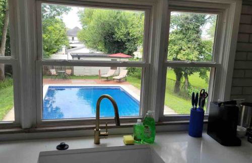 Main Street Oasis Pool and Hot Tub Sleeps 8 - Foto 23