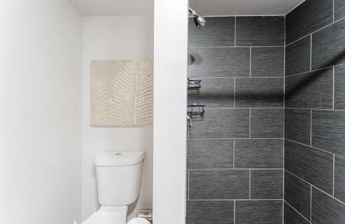 Across from Beach | Balcony • Pool • Parking • 2BR - Foto 33