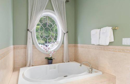 White Mountain Retreat with Theater, Fire Pit, Game Room and River Access - Foto 29