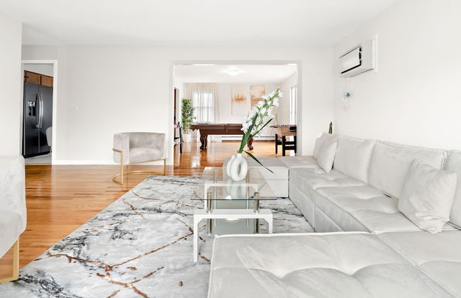 Modern Luxury Home w GameRoom & Parking - Foto 11