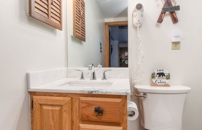 Cozy Seven Springs 1 Bedroom Deluxe Condo with Private Deck by RedAwning - Save 10% on 3 Nights, 15% on 5 Nights! - Foto 8