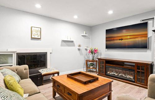 Serene Hilltop Oasis Above the City w Private Pool - Foto 20