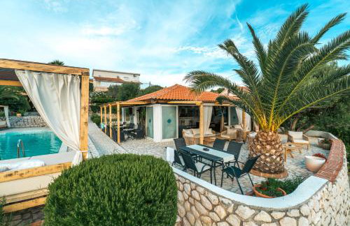 Apartments by the Beach with Pool and Lounge Beds - Miral Apartments - Foto 9