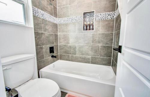 Colorful Dining Experience in Cozy Getaway - Foto 23