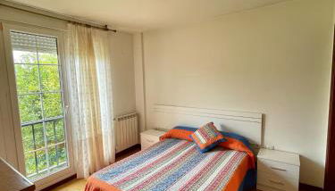 Chalet adosado con amplio jardín - Foto 5