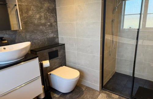 Rhuddlan 5-Bed House Sleeps 7 Pet-Friendly - Photo 13