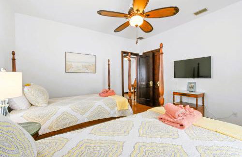 1926 Mediterranean Home with Heated Pool Sleeps 12 - Foto 32