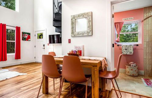 Unique Barbie-Themed Pink Cabin in Black Mountain, North Carolina - Foto 8