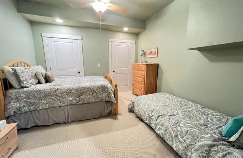 Woodshores Retreat - cozy retreat, hot tub, Lk MI - Photo 24
