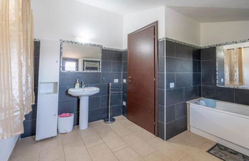 Villa San Lorenzo - Hilltop Villa With Private Pool, Jacuzzi & AirCO - Photo 58