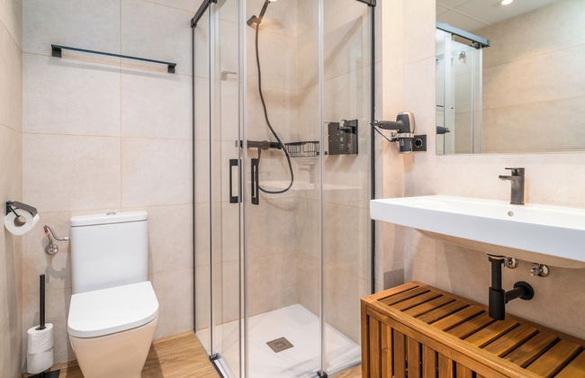 Limehome Barcelona Plaça Pirineus - Photo 41