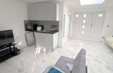 Large Open Plan Flat in Morden, South London - Photo 2