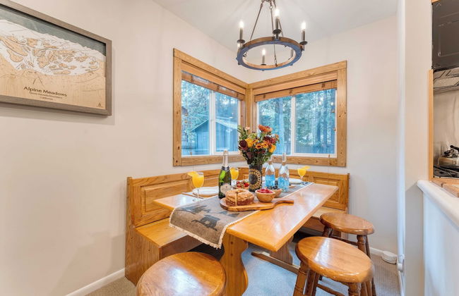 Westlake Cabin by Avantstay Hot Tub, Near Skiing, Walk to Restaurants & Lake! - Foto 10