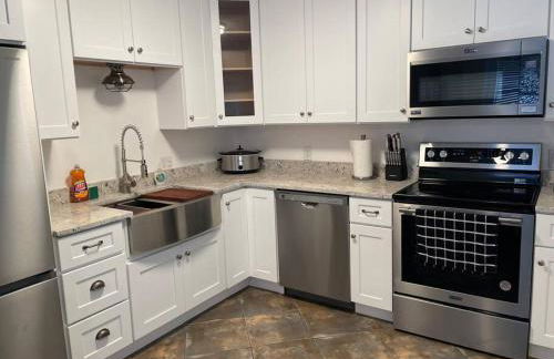 Updated,spacious, maritime 3BR downtown cottage - Photo 9