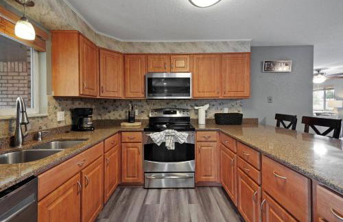 Arvada Retreat + 6 BD + Movie Theater - Photo 9