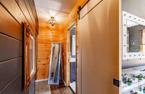 Chic Home with King Bed and Fire Pit - Foto 14