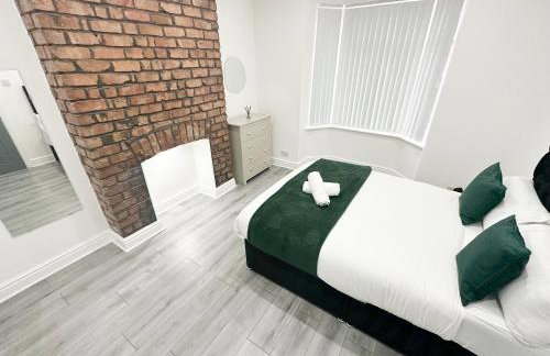 Central Location Liverpool, Modern Home, 4 BR, Sleeps 9, Free Parking - Foto 1