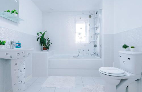 LUXURY 3 BEDROOM HOUSE Close to Manchester Center - Foto 15