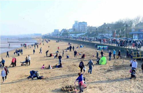 Oole 2 bed & en-suites house with parking near beach - Foto 32