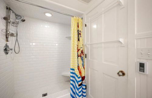 Scout's Lakehouse Retreat by Colby & Conrad - Foto 33