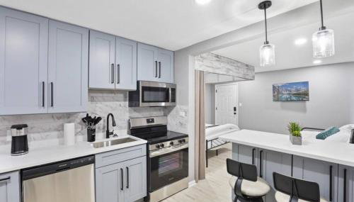 Convenient Mid and Extended Stay Near Airport - Foto 4