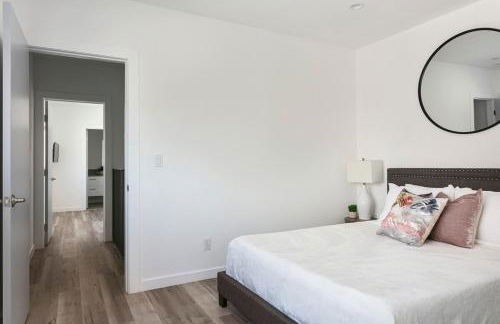 Enjoy Stylish 4BR Townhouse Sleeps 8 with Wi-Fi - Foto 15