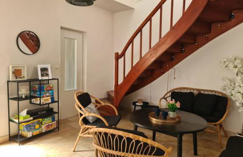 Dors Fée Duplex avec Toit-Terrasse et Salle de Jeux - Centre Bourg à 4 min du Puy duFou - Foto 4