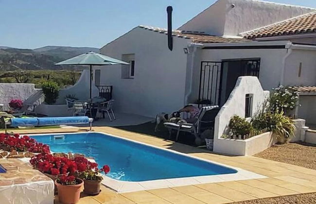 2-bed Villa Sleeps 5 - Private Pool & Free Parking - Foto 9