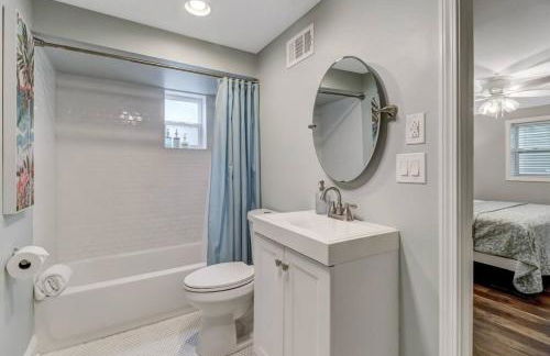 Tropical Beach Bungalow Down - Backyard - Grill - Across Street from Beach - Foto 14