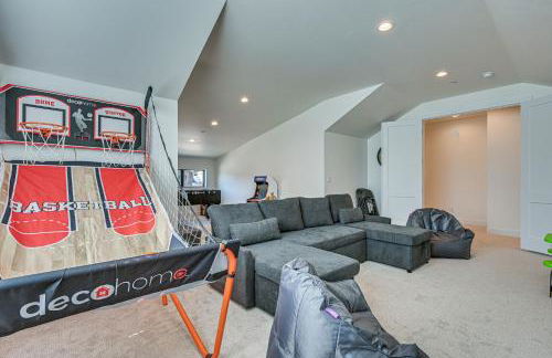 Flagstaff Group Getaway with Game Room and Deck - Photo 2