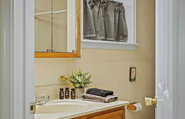 Frolic on Fern by Avantstay Enclosed Deck w/ Forest Views, Bar - Photo 33