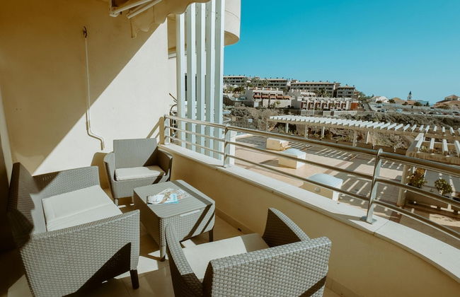 Seaview Splendor 2 Bedroom Modern Comfort - Photo 1