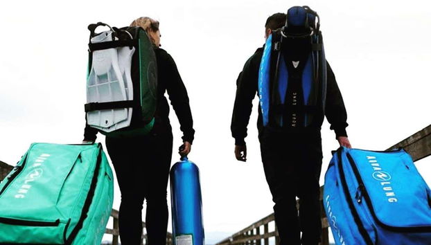 Transportando o equipamento de mergulho