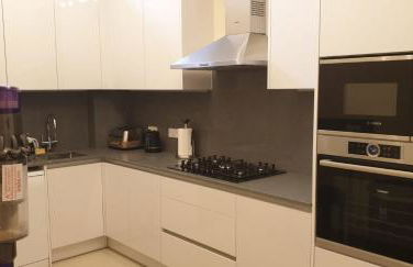 London Luxury 3 bedroom flat, 2 bathrooms, Living Room, free parking, 4 mins to station, garden - Foto 45