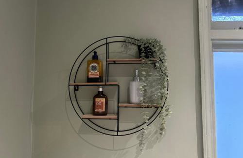 Park View is a beautiful whole entire house close to town centre, sleeps 8 in 4 rooms, 2 doubles and 4 single beds with 2 shower rooms, available for holidays, insurance stays, trades people, contractors, pets welcome - Foto 34