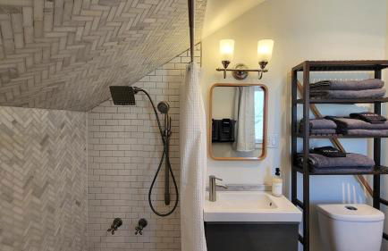 Rosewood Landing by WanderLodges - Hot tub - Sauna - Foto 24