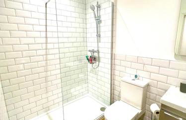 Brand New Apt - Beach Breeze Spacious 1-Bedroom Apartment with parking - sleeps 4 ppl- internet - Foto 64