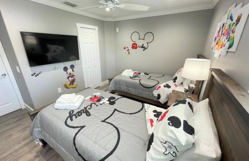 Gorgeous Modern 6BR South Facing Private Pool Hot Tub BBQ Theater 2 Miles Disney - Foto 15