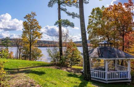 Historic & Secluded Estate on the Hudson River w/ Pool Sleeps 24 River House by Avantstay - Foto 120